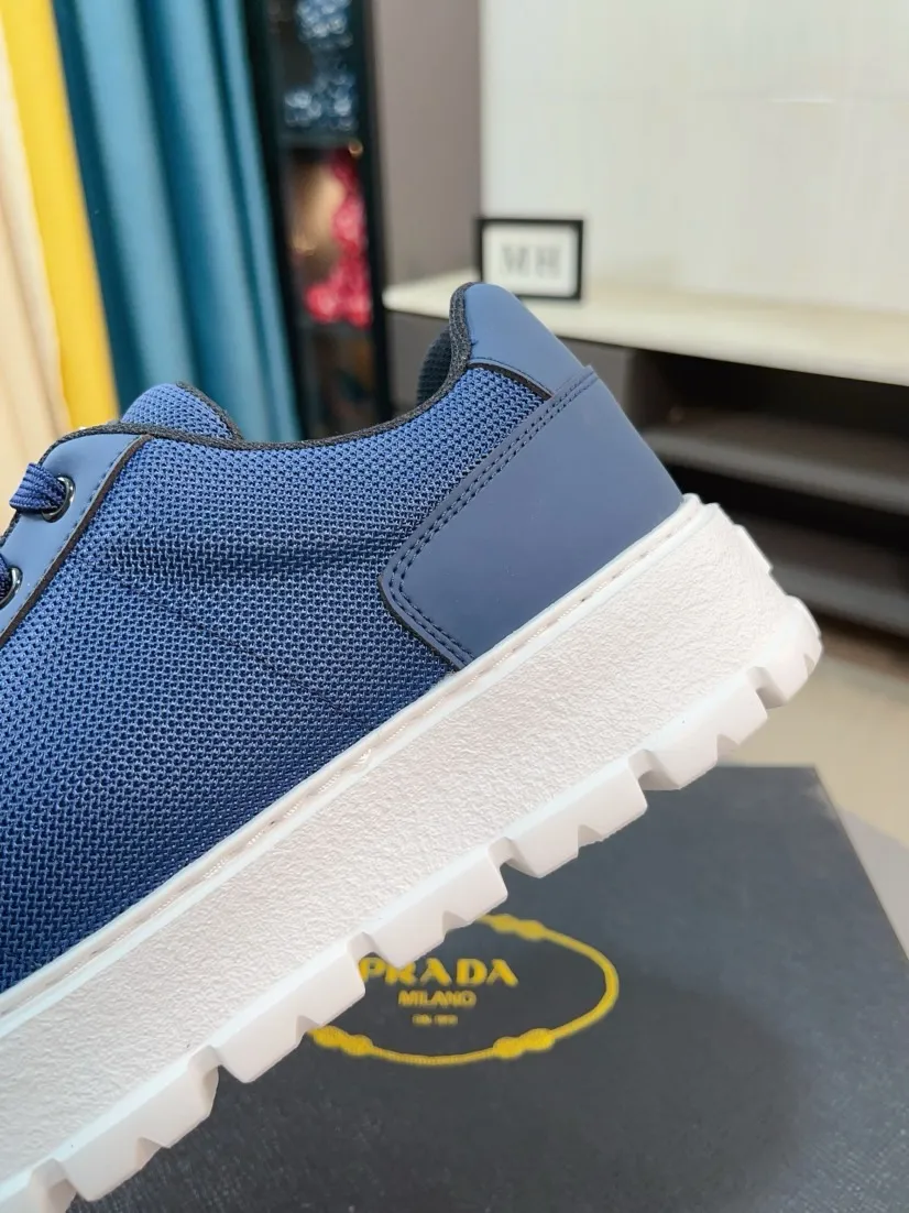 Men's shoes 💰440🌹🌹Prada 〈prada〉 luxury and fashionable high-end products ✊🔥The perfect last shape and top-notch handcrafting make this shoe immediately create a strong aristocratic atmosphere. Imported first-layer cowhide with brogue carving crafts💋Genuine leather lining🎶Rubber combination outsole specially imported from France for leather shoes😍Color: Mysterious Black☕️Size 38～44